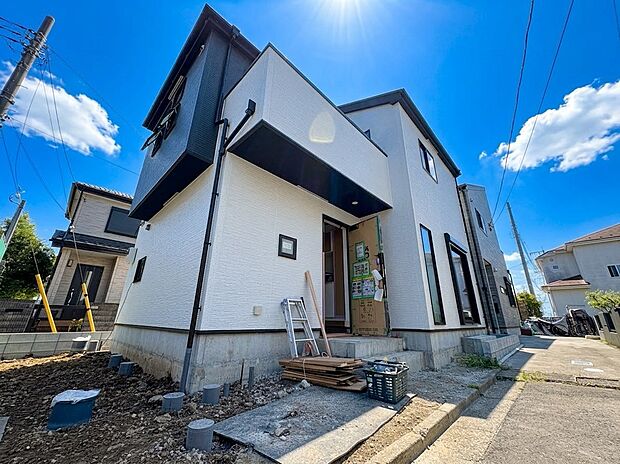 南西・北東の両面道路です。室内には豊かな陽光が注ぎ込み、爽やかな住空間を演出。(令和8年8月撮影)