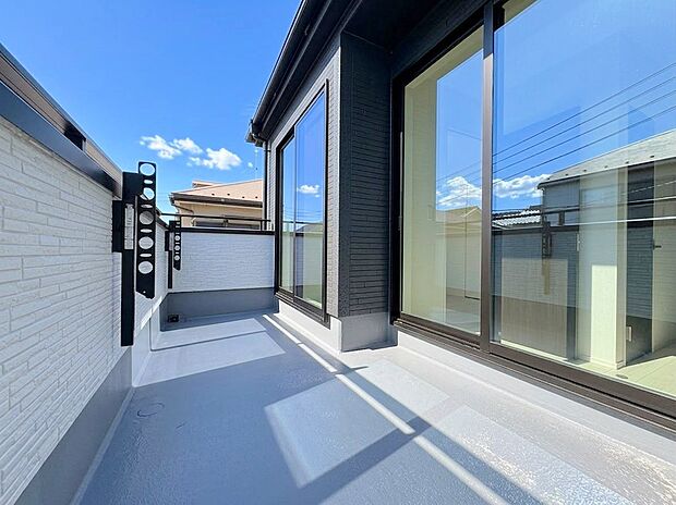 二部屋から行き来できる続きバルコニーを配置しています。