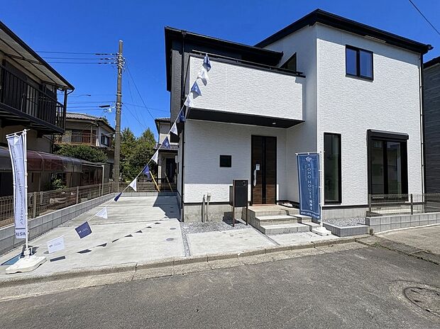 南西・北東の両面道路です。室内には豊かな陽光が注ぎ込み、爽やかな住空間を演出。