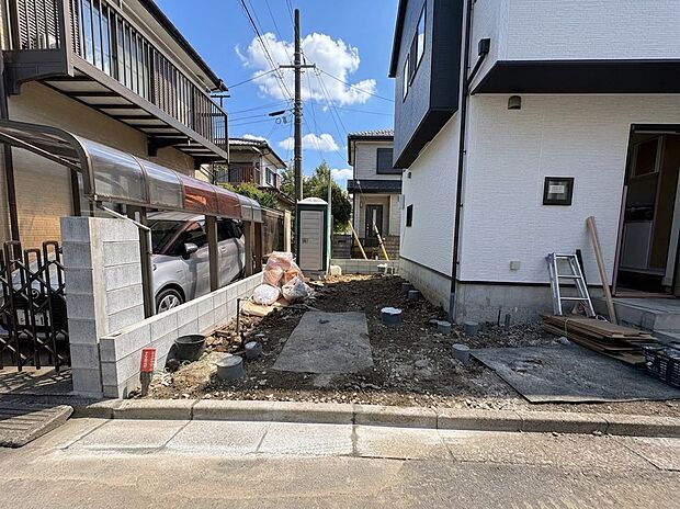 ゆったりとした駐車場は車庫入れもスムーズです。(令和8年8月撮影)