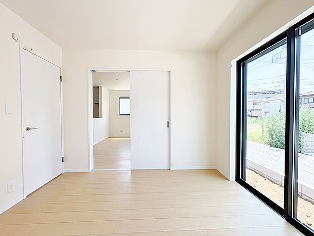 ひとつながりの空間になる、LDKと続き間居室のある間取り。