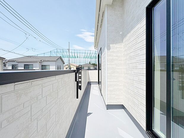 バルコニーからの明るい陽光がお部屋に差し込みます。