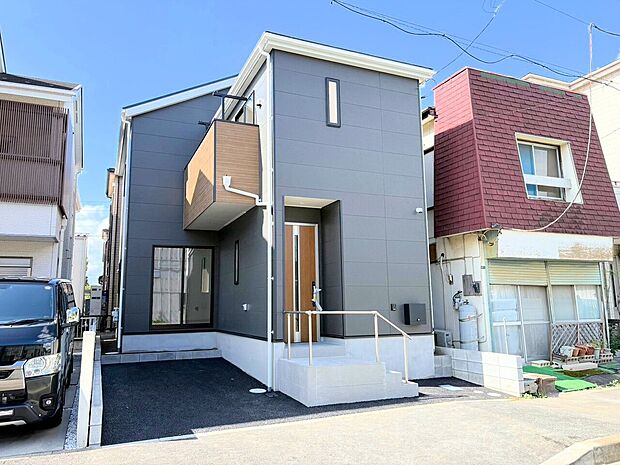 コンビニ、スーパー、公園まで徒歩6分圏内の立地です。