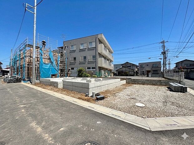 LDK広々18帖。リビングには折上天井を採用し開放感を演出します。(令和8年6月 撮影)