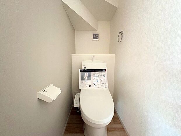 クロスと床の組み合わせがお洒落なトイレスペース。
