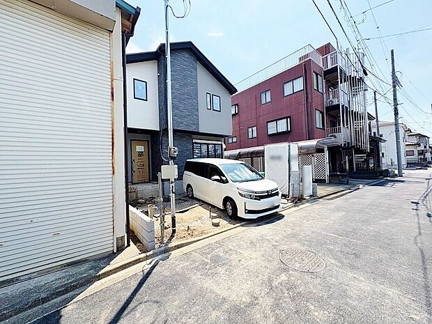 カースペースには並列で2台駐車可能です。(令和8年7月撮影)