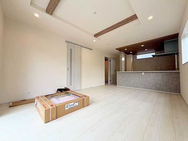 開放的なリビングは心地よい光と風に満ち溢れ家族が自然と集まる場所へ。