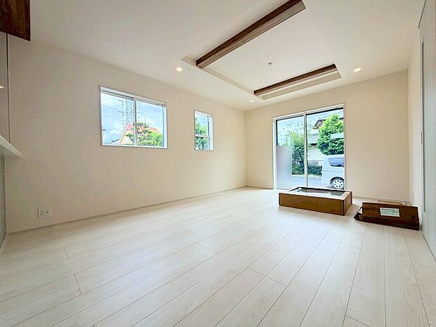 室内には豊かな陽光が注ぎ込み、爽やかな住空間を演出。