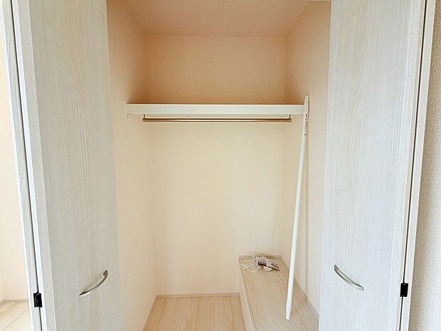奥行きのあるクローゼットを採用しました。