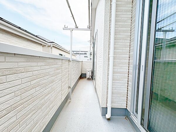 二部屋に面したバルコニーは洗濯や布団を干す時にも効率の良い動線。