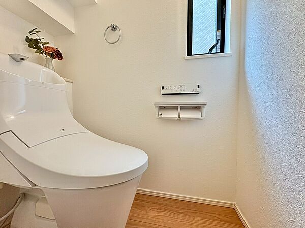 トイレは2ヶ所にあり、朝の慌しい時間も安心です。
