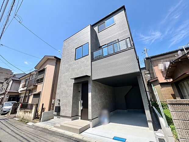 濃い色の外観が上品な印象を与える佇まい。