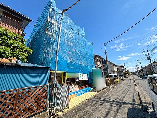 買い物施設の充実したエリアです。小中学校も近く子育てに嬉しい環境です。(令和8年5月 撮影)