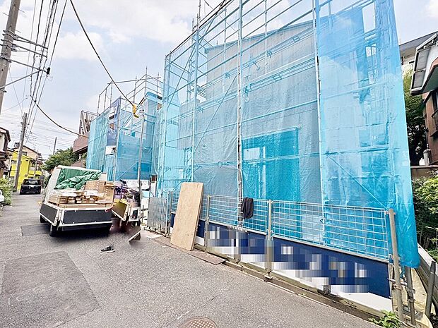 手前が当物件。プライバシーに配慮した2階リビング設計。(令和8年6月 撮影)