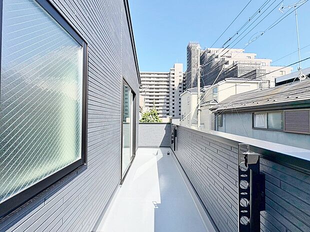 バルコニーからの明るい陽光がお部屋に差し込みます。