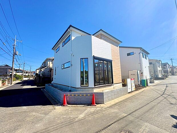 玄関土間収納やWICを二か所に設けることで、すっきりとした空間を維持できます。(令和8年10月撮影)