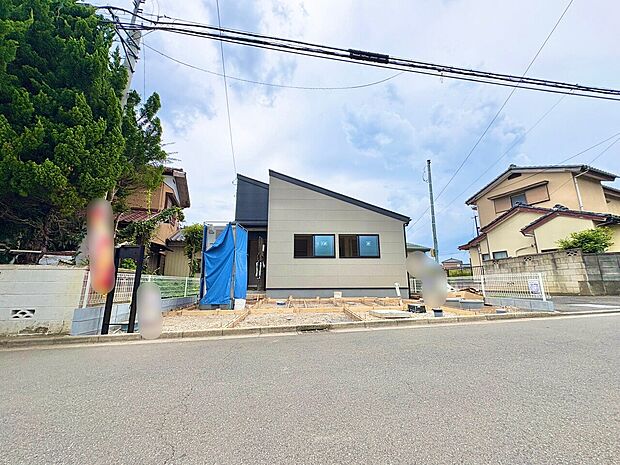 広い敷地を活かした平屋建てで暮らすという贅沢。(令和8年8月撮影)
