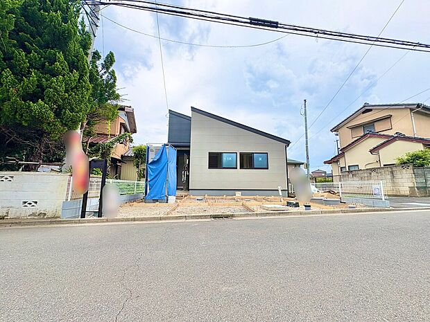 心地よく暮らせるシンプルモダンな外観です。(令和8年8月撮影)