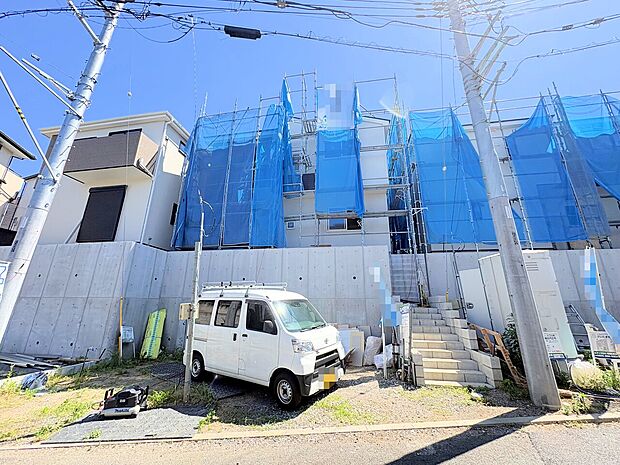 右端が当物件。敷地面積は41坪、4LDK+カースペース2台分のお住まい。(令和8年6月 撮影)