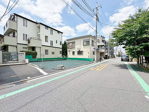 小学校まで徒歩7分でお子様の通学も安心です。