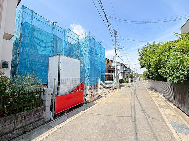 バルコニーを二面確保、陽光が差し込む温かみのあるお住まいです。(令和8年5月 撮影)