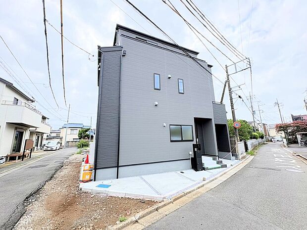 スーパーやコンビニなどが徒歩圏内にあり、買い物に便利な立地です。(令和8年8月撮影)