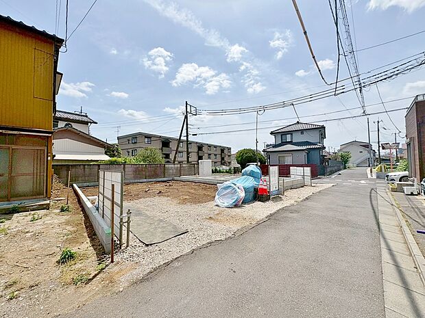 スーパーやコンビニなどが徒歩圏内にあり、買い物に便利な立地です。(令和8年5月 撮影)