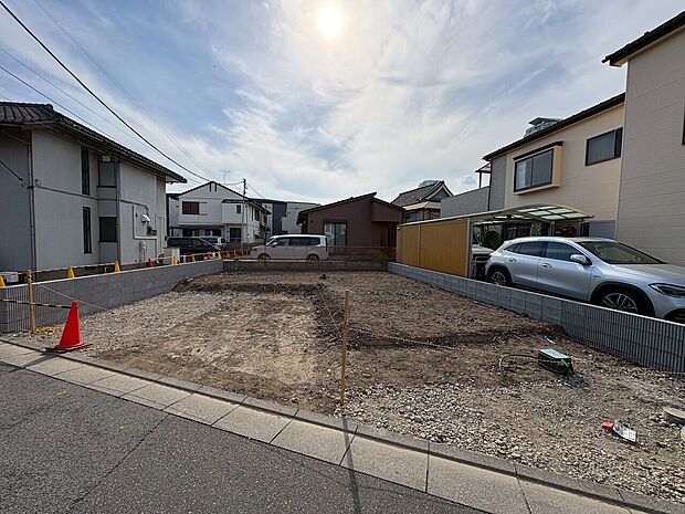 キッチンからリビング全体を見渡せます。(令和8年6月 撮影)