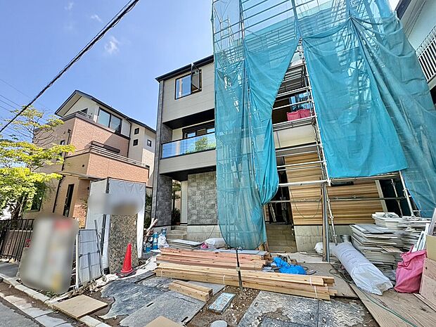 カースペースには並列で2台駐車可能です。(令和8年8月撮影)