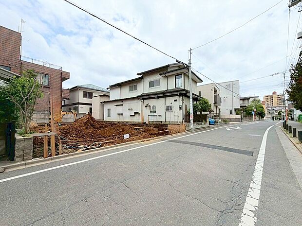 カースペースには並列で2台駐車可能です。(令和8年5月 撮影)