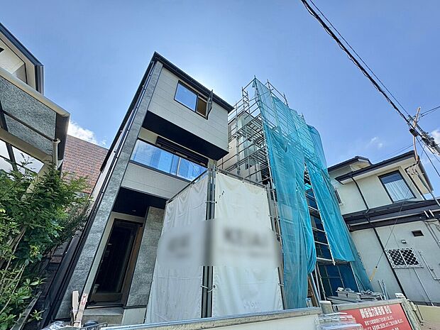 リビングには床暖房完備で寒い季節も快適。(令和8年8月撮影)