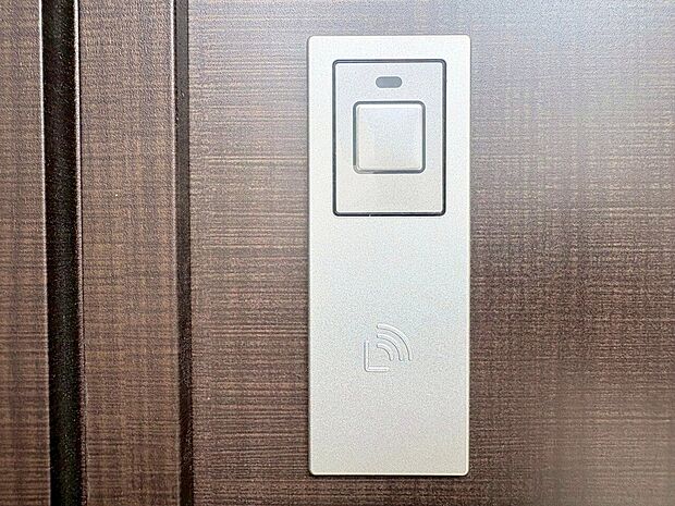 玄関はスマートコントロールキーを採用。