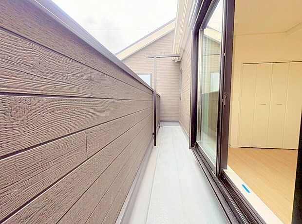 バルコニーからの明るい陽光がお部屋に差し込みます。
