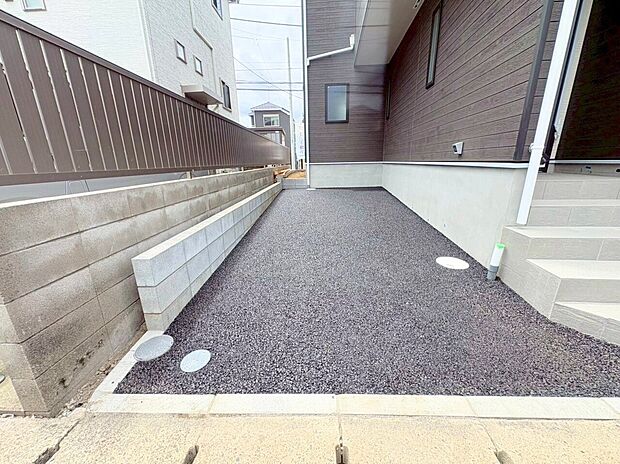 ゆったりとした駐車場は車庫入れもスムーズです。