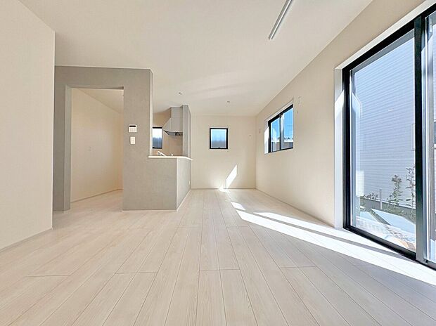 室内には豊かな陽光が注ぎ込み、爽やかな住空間を演出。