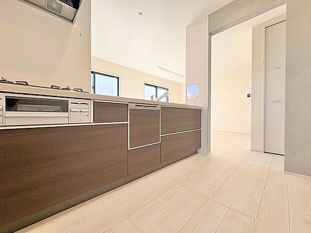 ダイニングとつながるキッチンからは部屋中が見渡せます。