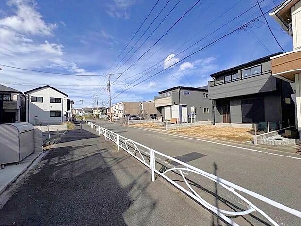 二部屋から行き来できる続きワイドバルコニーは、洗濯時にも効率の良い造り。(令和8年9月撮影)