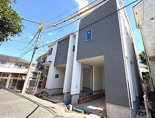 右側がA号棟です。北戸田駅まで徒歩13分、小中学校まで徒歩9分圏内です。(令和8年8月撮影)