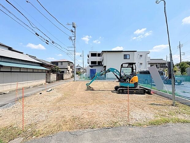 閑静な住宅街に佇み、暮らしやすい住環境です。(令和8年8月撮影)