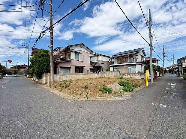 南東側8m×北東4ｍ公道に面した角地につき、陽当り良好です。