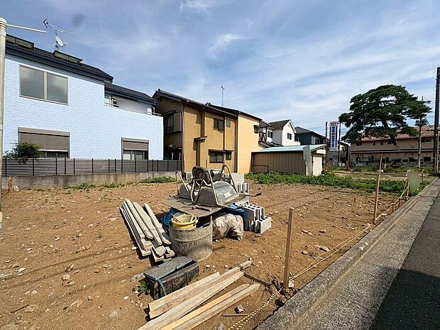 左側が当物件。小・中学校まで徒歩12分以内でお子様の通学も安心です。(令和8年6月 撮影)