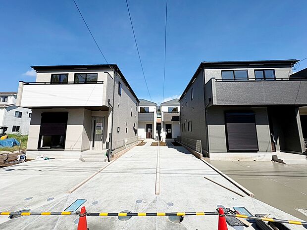 【C号棟】左奥が当物件。敷地面積35坪、南側6m公道に面しています。(令和8年9月撮影)