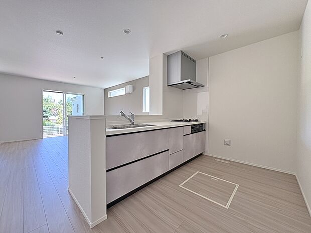 キッチンからは部屋中が見渡せます。