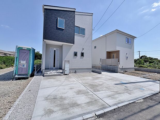 【3号棟】左が当物件。カラッと晴れた日にはコントラストが鮮やかに眩しい外観。
