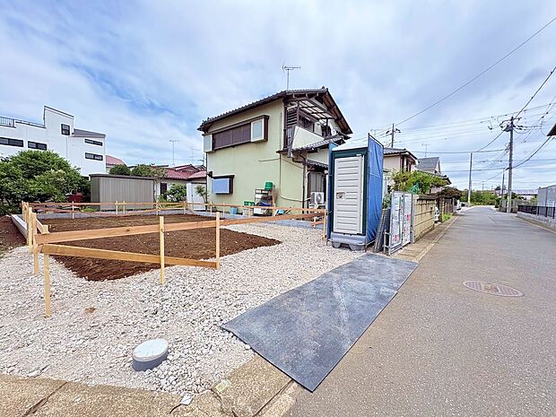 敷地内に2台分のカースペースを確保いたしました。(車種による）(令和8年6月 撮影)