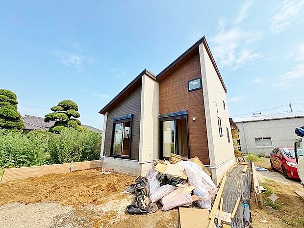 広い敷地を活かした平屋建てで暮らすという贅沢。(令和8年7月撮影)