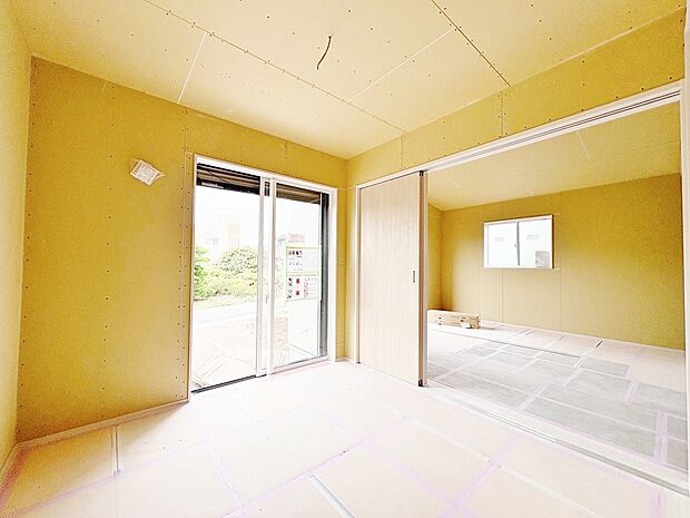 すべての空間がワンフロアでつながる平屋建てならではの豊かな暮らし心地。(令和8年7月撮影)