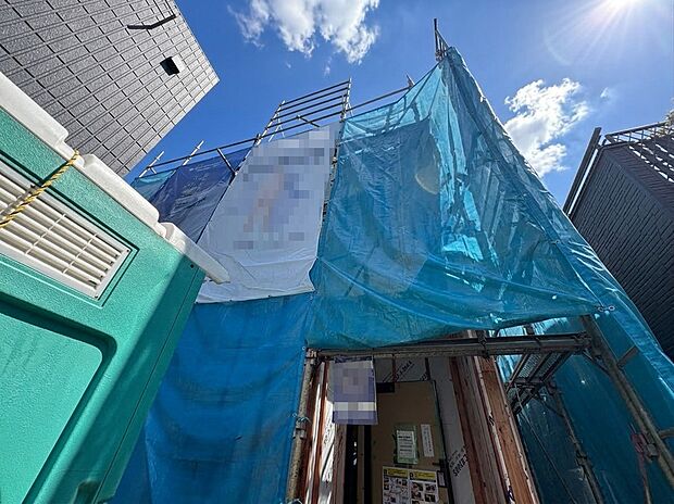 小学校まで徒歩3分、小学校が近くお子様の通学も安心です。(令和8年9月撮影)
