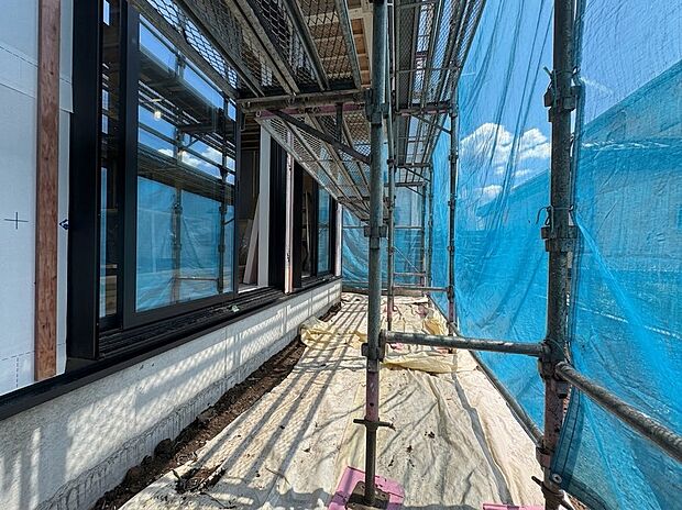 全居室2面採光、バルコニーから明るい陽射しが入ります。(令和8年9月撮影)