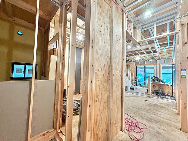 二部屋から行き来できるバルコニーは洗濯時にも効率の良い造り。(令和8年9月撮影)